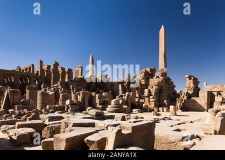 Karnak-Tempel, Obelisk und Steinschutt, Luxor, Ägypten, Nordafrika, Afrika Stockfoto