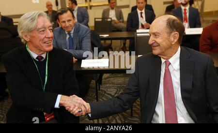 St. Louis, USA. 20 Jan, 2020. Ehemalige St. Louis Cardinals Catcher und das neueste Mitglied der National Baseball Hall of Fame Ted Simmons (L) rüttelt Hände mit St. Louis Cardinals Chairman Bill DeWitt, Jr. vor Beginn der Awards Dinner der St. Louis Baseball Writers' in St. Louis am Sonntag, 19. Januar 2020. Foto von Bill Greenblatt/UPI Quelle: UPI/Alamy leben Nachrichten Stockfoto