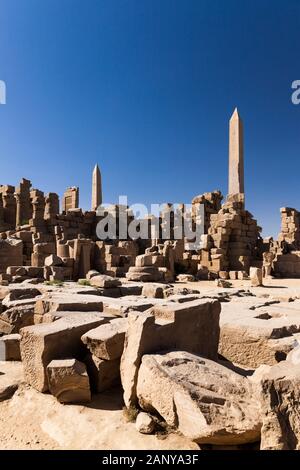 Karnak Tempel, Blick auf Obelisk und Hauptkomplex, Luxor, Ägypten, Nordafrika, Afrika Stockfoto