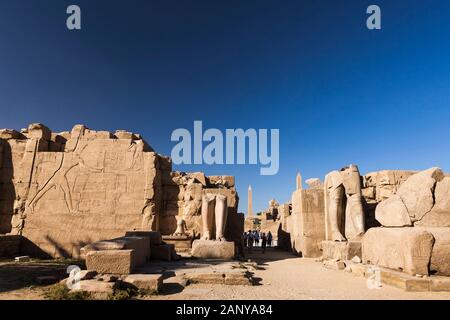 Königsstatuen aus 7. Pylon, Karnak-Tempel, Luxor, Ägypten, Nordafrika, Afrika Stockfoto