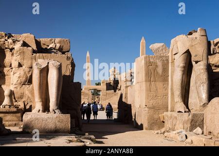 Königsstatuen aus 7. Pylon, Karnak-Tempel, Luxor, Ägypten, Nordafrika, Afrika Stockfoto