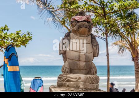 Turtle Statue in Balinesischen udeng bei Kuta Beach (Pantai Kuta, Bali, Indonesien. Stockfoto