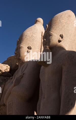 Königsstatuen aus 7. Pylon, Karnak-Tempel, Luxor, Ägypten, Nordafrika, Afrika Stockfoto