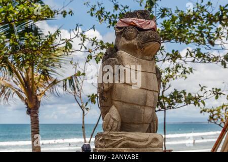 Turtle Statue in Balinesischen udeng bei Kuta Beach (Pantai Kuta, Bali, Indonesien. Stockfoto