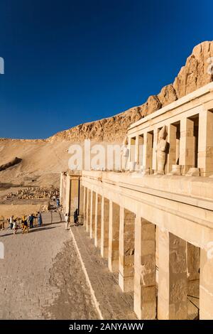 Terrasse und Statuen am Leichentempel der Hatschepsut, Hatschepsut-Tempel, Djeser-Djeseru, Luxor, Ägypten, Nordafrika, Afrika Stockfoto