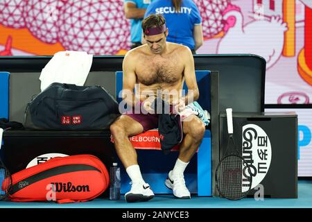 Melbourne, Australien. 20. Jan 2020. Melbourne, Australien. 20 Jan, 2020. Roger Federer von der Schweiz ändern sein Hemd beim ATP-Australian Open 2020 in Melbourne Park, Melbourne, Australien am 20. Januar 2020. Foto von Peter Dovgan. Credit: UK Sport Pics Ltd/Alamy leben Nachrichten Stockfoto