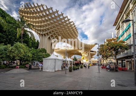 Sevilla, Spanien - Sevilla Pilze - skulpturale Holz- Struktur mit einem archäologischen Museum, Dachterrasse Gehweg & Sicht Stockfoto