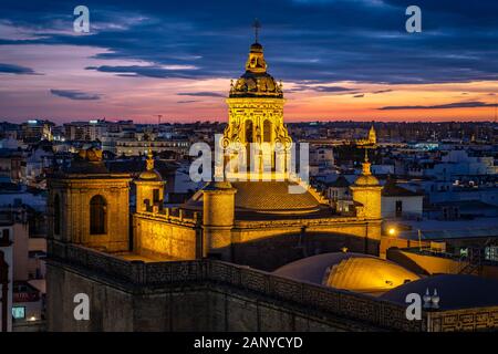 Sevilla, Spanien - die Kirche der Verkündigung bei Sonnenuntergang Stockfoto