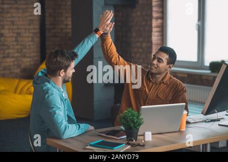 Nette junge Männer gegenseitig hoch fünf Stockfoto
