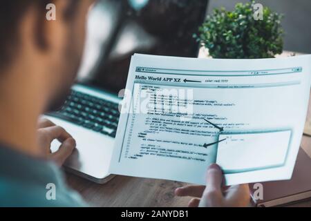 In der Nähe von Papier in männlichen Händen Stockfoto