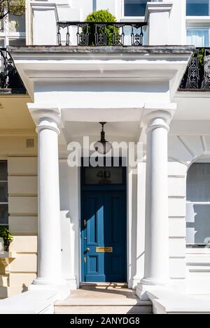 London, UK, 15. Mai 2019: stilvolle und luxuriöse Eingang zum Englischen viktorianischen Haus in Notting Hill, einem Stadtteil im Westen von London im Stadtteil Kens Stockfoto