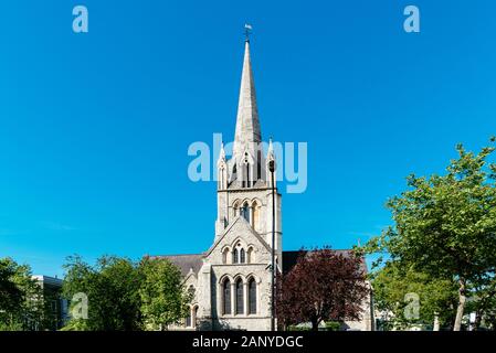 London, UK, 15. Mai 2019: St Johns Kirchturm in Notting Hill. Blick gegen den blauen Himmel ein sonniger Frühlingstag Stockfoto