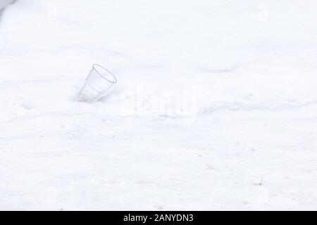 Einweg Plastikbecher im Schnee verwendet. garbage Luftverschmutzung in der Stadt Stockfoto