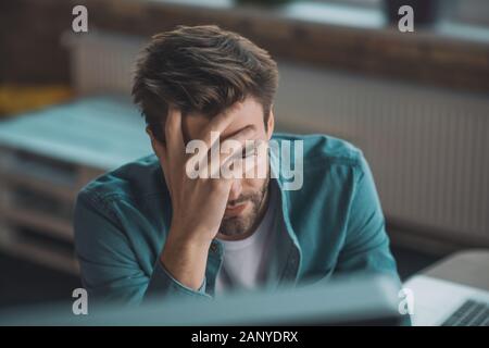 Porträt einer müde traurige junge Mann Stockfoto