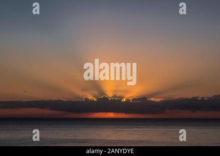 Blick auf den wunderschönen Sonnenaufgang über dem ruhigen Meer in Spanien Stockfoto