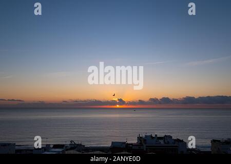 Blick auf den wunderschönen Sonnenaufgang über dem ruhigen Meer in Spanien Stockfoto