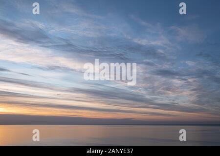 Blick auf den wunderschönen Sonnenaufgang über dem ruhigen Meer in Spanien Stockfoto