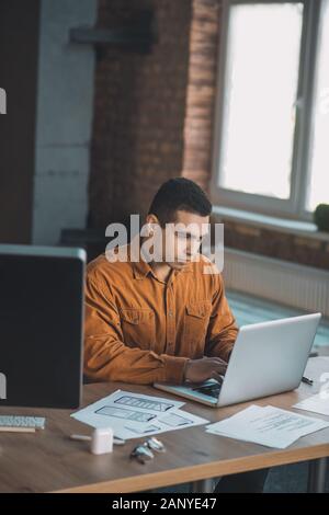 Ernsthafte konzentriert man seine Arbeit auf dem Laptop tun Stockfoto