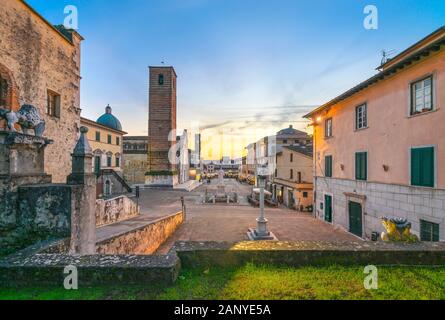 Pietrasanta Blick auf die Altstadt bei Sonnenuntergang, die Kathedrale San Martino und Torre Civica. Versilia Lucca Toskana Italien Europa Stockfoto