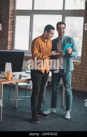 Schöne glückliche Menschen, die miteinander sprechen, Stockfoto