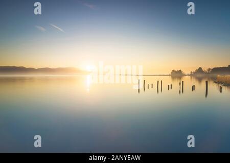 Hölzerne Seebrücke oder Jetty bleibt und den See bei Sonnenaufgang. Lange Belichtung. Torre del Lago Puccini, Versilia, Massaciuccoli See, Toskana, Italien, Europa Stockfoto