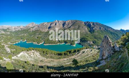 Panoramablick von Guadalest Reservoir in Alicante, Spanien. Stockfoto