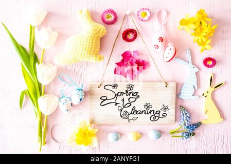 Rustikales Holzschild mit englischen Kalligraphie Frühjahrsputz. Sonnige Wohnung legen mit Frühling Blumen Blüten und Ostern Dekoration wie Osterhasen. Woode Stockfoto