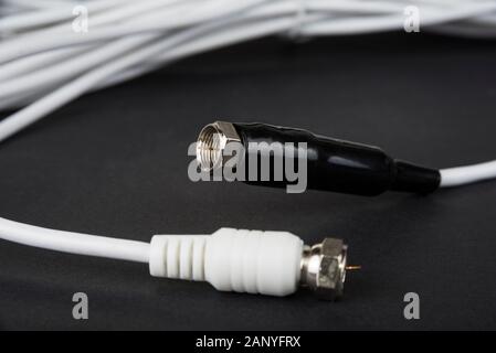 Kabel für ein Fernsehen mit F-Anschluss. Audio- und Videoverbindung Konzept Stockfoto