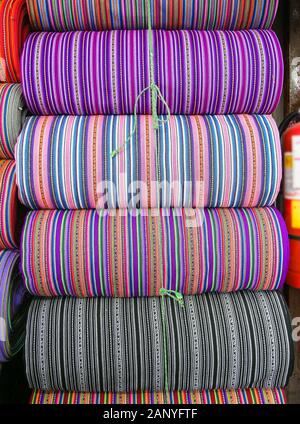 Peruanische traditionelle bunte native Handwerk Textil am Markt in Cuzco, Cusco Region, Peru, Südamerika. Selektiver Fokus, Nahaufnahme. Stockfoto