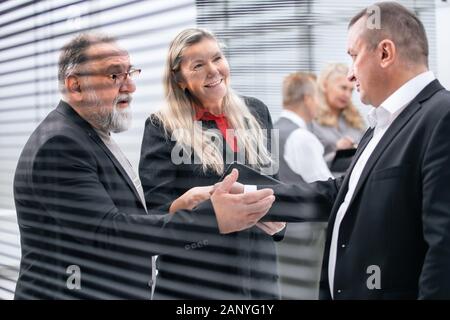 Nahaufnahme: Geschäftsmann und Geschäftsfrau schütteln die Hände in der Bürolobby Stockfoto