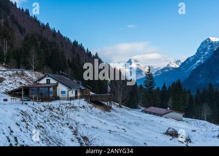 Mount Mangart vom Predil Pass in Winterkleidung. Tarvisio, Italien Stockfoto