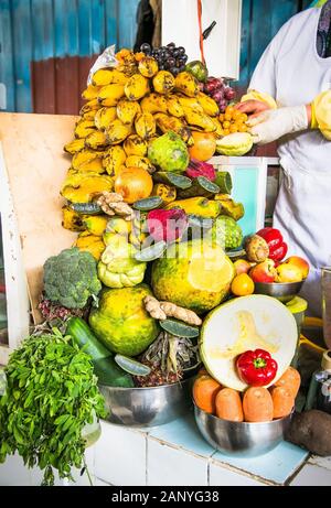 Vegetabls und Obst im abschaltdruck am Mercado San Pedro Markt in Cusco, Peru. Stockfoto