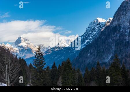 Mount Mangart vom Predil Pass in Winterkleidung. Tarvisio, Italien Stockfoto