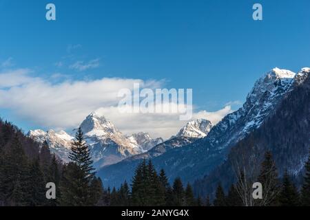 Mount Mangart vom Predil Pass in Winterkleidung. Tarvisio, Italien Stockfoto