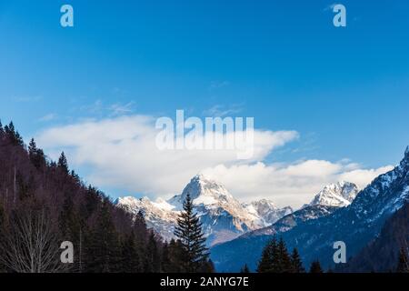 Mount Mangart vom Predil Pass in Winterkleidung. Tarvisio, Italien Stockfoto