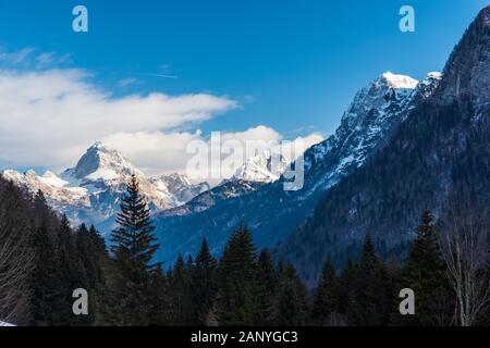 Mount Mangart vom Predil Pass in Winterkleidung. Tarvisio, Italien Stockfoto