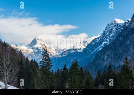 Mount Mangart vom Predil Pass in Winterkleidung. Tarvisio, Italien Stockfoto