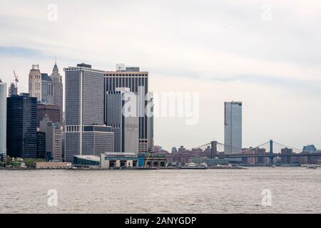 New York, USA - Juni 7, 2019: Lower Manhattan aus über den Hudson River - Bild Stockfoto