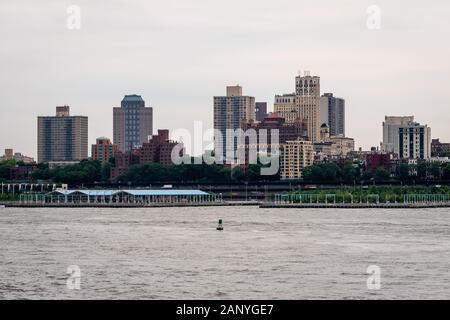 New York, USA - Juni 7, 2019: Lower Manhattan aus über den Hudson River - Bild Stockfoto