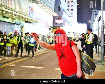 Hongkong, China. 19 Jan, 2020. Auseinandersetzungen zwischen Demonstranten und Polizei brach nach Tausenden an Chater Garden sammeln für eine größere demokratische Freiheit in einem autorisierten Rallye zu nennen. Credit: Gonzales Foto/Alamy leben Nachrichten Stockfoto