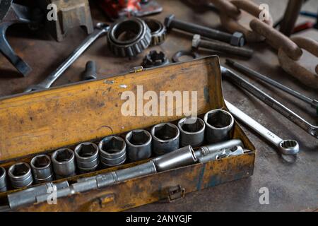 Steckschlüsselsatz für industrielle Schraubenschlüssel auf Werkbank mit verschiedenen Handwerkzeugen - Ratchet-Werkzeugsatz auf Mechanik-Arbeitsplatz in Auto-Reparaturwerkstatt geöffnet Stockfoto