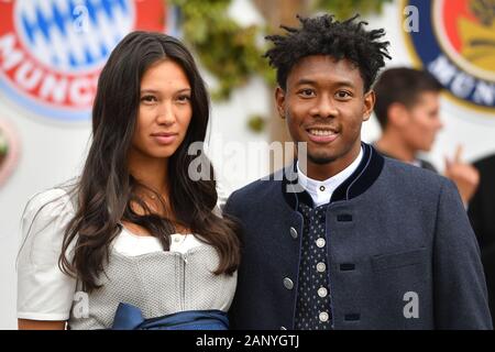 David Alaba und seine Freundin Shalimar Heppner in bayerischer Tracht Lederhosen. Dirndl. Fußball FC Bayern München, traditionelle Oktoberfest Besuch der Kaefer Schenke, am 6. Oktober 2019 in München/Deutschland. | Verwendung weltweit Stockfoto