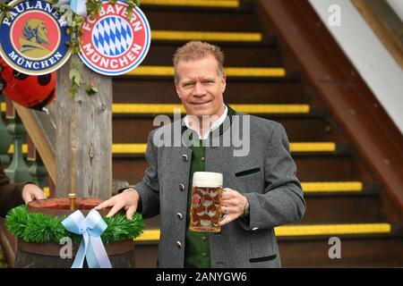 Paulaner Chef Andreas Steinfatt, mit einem Bier in bayerischer Tracht Lederhosen, Einzelbild, einziges Motiv ausschneiden, halb Bild, halb Abbildung. Fußball FC Bayern Mu enchen, traditionelle Oktoberfest Besuch der Kaefer Schenke, am 6. Oktober 2019 in München/Deutschland. | Verwendung weltweit Stockfoto