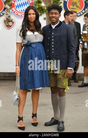 David Alaba und seine Freundin Shalimar Heppner in bayerischer Tracht Lederhosen. Dirndl. Fußball FC Bayern Mu enchen, traditionelle Oktoberfest Besuch der Kaefer Schenke, am 6. Oktober 2019 in München/Deutschland. | Verwendung weltweit Stockfoto