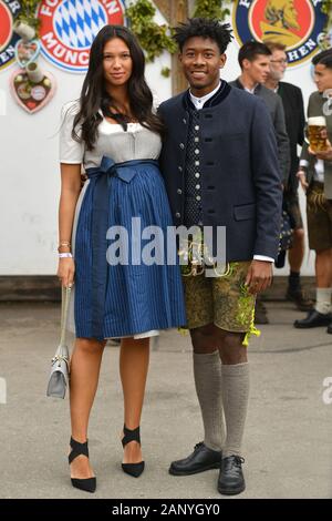 David Alaba und seine Freundin Shalimar Heppner in traditionellen Trachten, Lederhosen. Dirndl. Fußball FC Bayern Mu enchen, traditionelle Oktoberfest Besuch der Kaefer Schenke, am 6. Oktober 2019 in München/Deutschland. | Verwendung weltweit Stockfoto