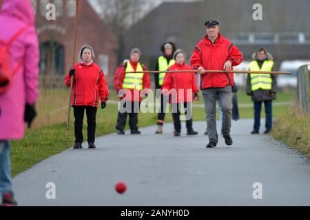 Nordenham, Deutschland. 18 Jan, 2020. Eine Bossel Spieler markiert den Punkt, dem eine Bossel Ball geworfen werden sollte. Mehr als 60 Teilnehmer nahmen an dem Turnier Bosselt Namen in der Nähe von Nordenham, Frisia Credit: Michael Bahlo/dpa/Alamy leben Nachrichten Stockfoto