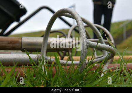 Nordenham, Deutschland. 18 Jan, 2020. Krabben (einem metallkorb an einem Griff) liegen auf dem Rasen. Mit Krabben Boßel Bälle sind aus dem Graben gefischt. Foto: Michael Bahlo/dpa/Alamy leben Nachrichten Stockfoto