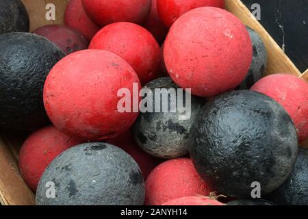 Nordenham, Deutschland. 18 Jan, 2020. Bossel Kugeln liegen zusammen in einem Feld in einem Handwagen. Die Kugeln sind aus Kunststoff für die Traditionelle friesische Sportart benötigt. Foto: Michael Bahlo/dpa/Alamy leben Nachrichten Stockfoto