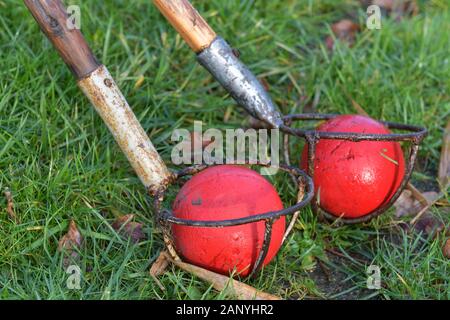 Nordenham, Deutschland. 18 Jan, 2020. Bossel Kugeln liegen in einem craber (einem metallkorb an einem Griff) auf dem Rasen. Mit Krabben Boßel Bälle sind aus dem Graben gefischt. Foto: Michael Bahlo/dpa/Alamy leben Nachrichten Stockfoto