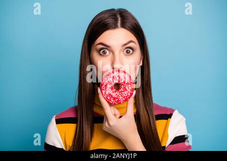 Schließen Sie herauf Foto der erstaunt Crazy Girl ihre Lippen mit Donut verstecken Hören unglaubliche nähren Informationen scream wow omg Tragen gut Aussehen, Kleidung Stockfoto